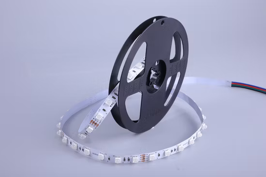 Tira de LED RGB de ángulo pequeño de 30 ° DC 24V smd5050 Iluminación de vacaciones LED con lente